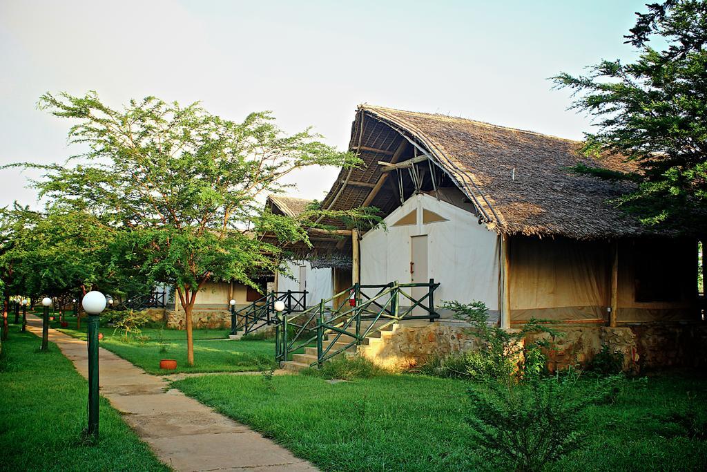 Hotel Manyatta Camp Voi Esterno foto